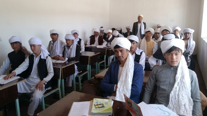 اجباری کردن پوشیدن لنگی در مکتب‌ها و دانشگاه‌ها
